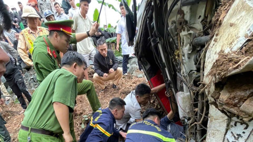 Phá cabin giải cứu người mắc kẹt trong xe tải bị lật ở dốc Cun