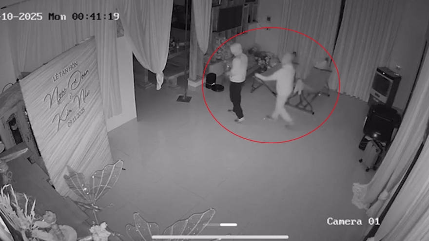Hai kẻ bịt mặt cầm dao đột nhập nhà dân lấy đi nhiều vàng và tiền