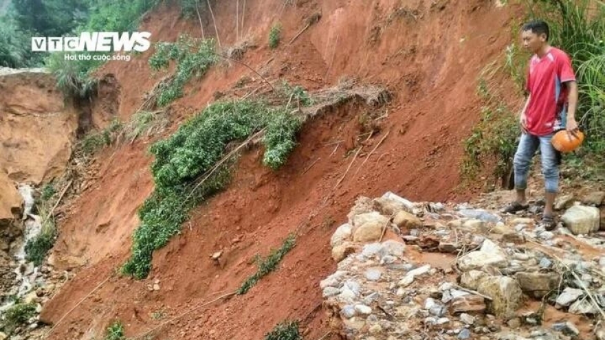 Đường đứt gãy tạo hố sâu 35m, cả thôn ở Quảng Ngãi bị chia cắt