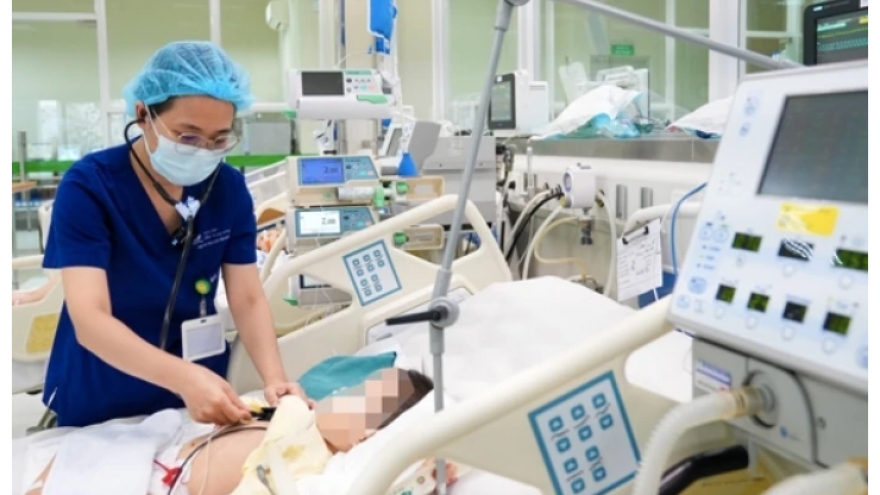 Bé 2 tuổi suy hô hấp nặng vì uống nhầm dầu thắp đèn