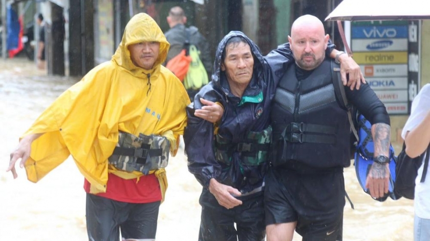 Foreign visitors join beach clean-ups, assist in rescue efforts in Nha Trang