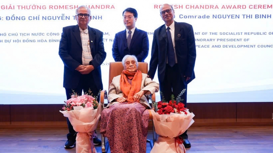 Former VP Nguyen Thi Binh honoured with Romesh Chandra Peace Award