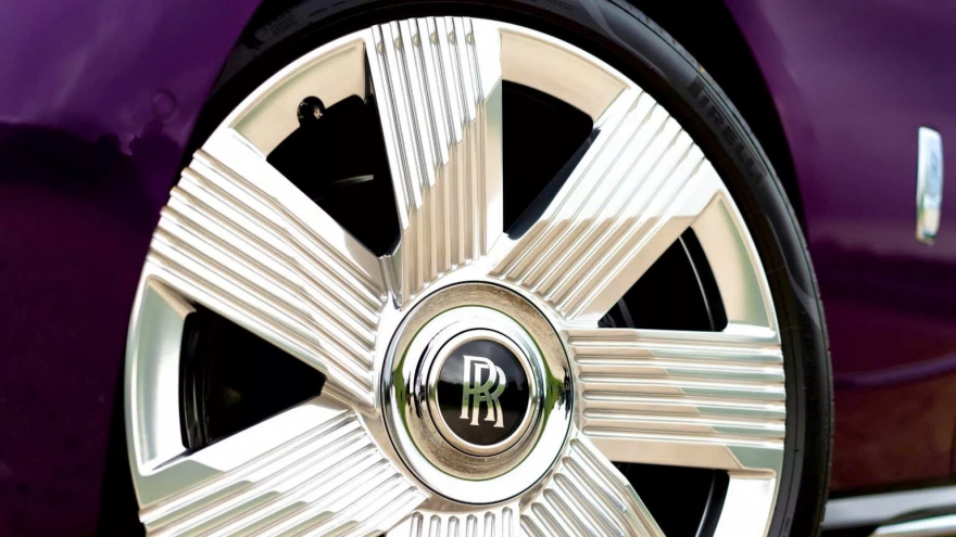 Rolls-Royce tung ưu đãi cho xe điện Spectre