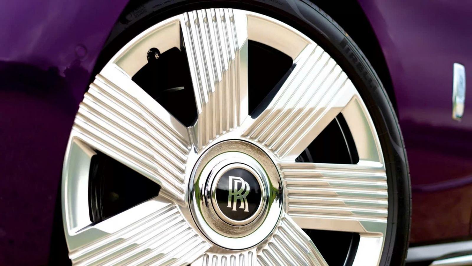 Rolls-Royce tung ưu đãi cho xe điện Spectre
