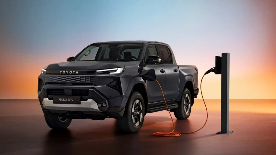 Toyota Hilux thế hệ mới mang thiết kế “Cyber Sumo” và lần đầu có phiên bản BEV