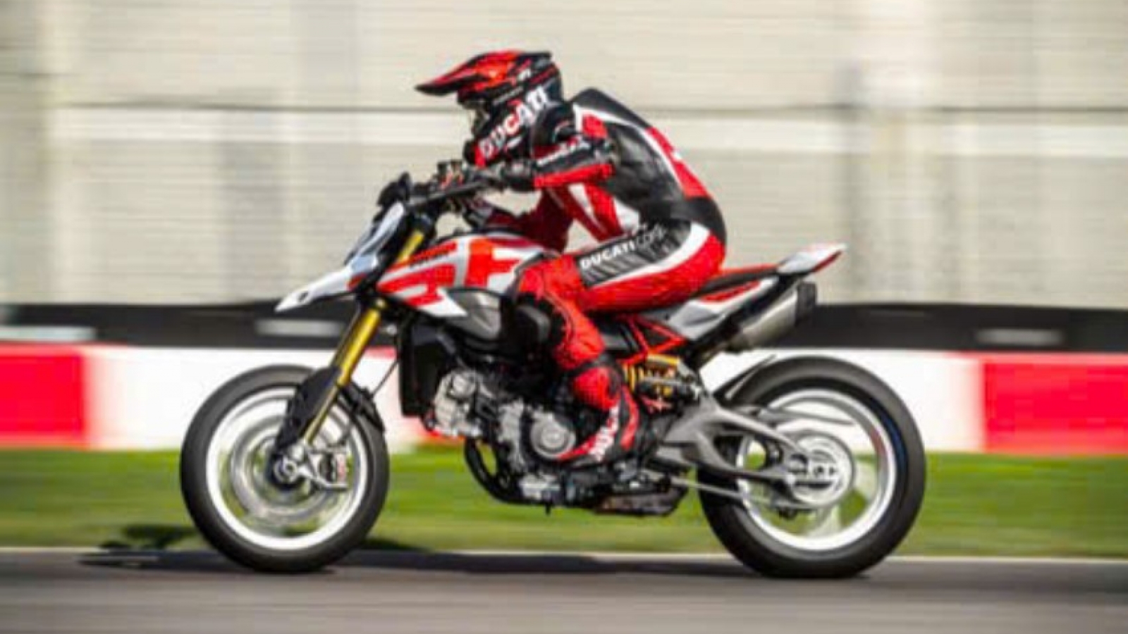 Ducati Hypermotard V2 2026 ra mắt: Nhẹ hơn, mạnh hơn và đậm chất motard