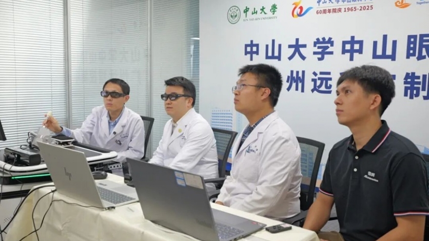 Ca phẫu thuật mắt bằng robot từ xa đầu tiên trên thế giới