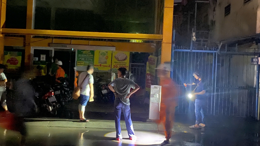 Đi qua đường ngập ở trung tâm TP.HCM, một người tử vong nghi bị điện giật