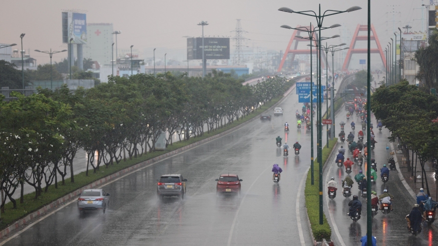 TP.HCM mưa dông diện rộng, người dân đội mưa đi làm