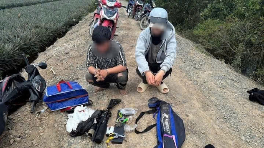 Xử lý 2 đối tượng mang súng đi săn bắn chim