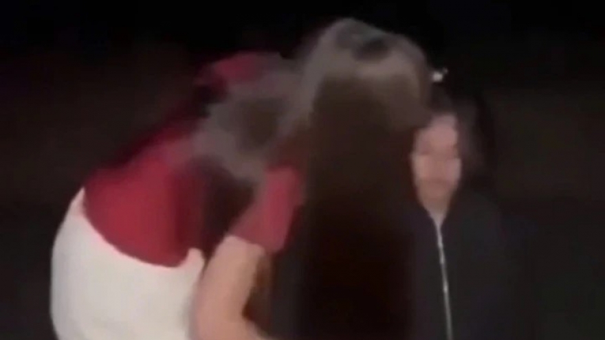 Xác minh vụ cô gái bị bắt quỳ, túm tóc hành hung trong đêm ở Quảng Trị