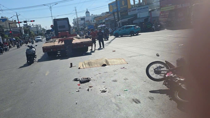 Đồng Tháp: Điều tra vụ va chạm giữa container và xe máy làm một người tử vong