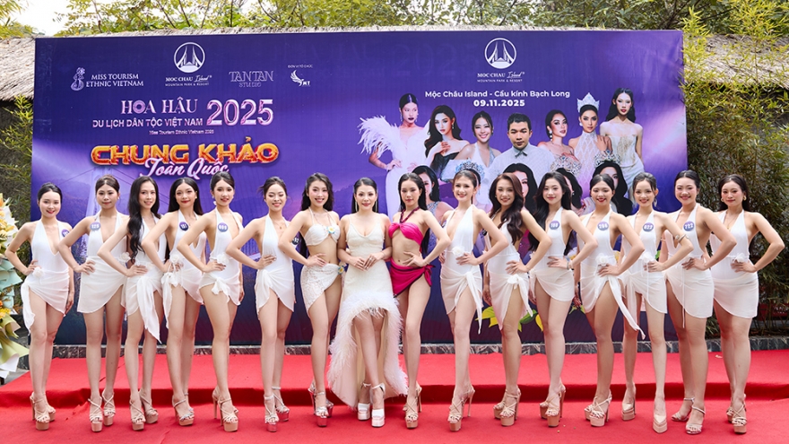 Thí sinh Hoa hậu Du lịch Dân tộc Việt Nam 2025 trình diễn bikini trên cầu kính