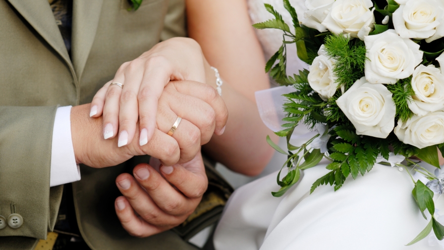 Hôn nhân lệch tuổi kê sao cho bằng?