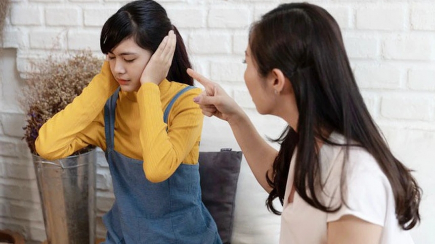 Tôi phải làm sao khi chồng "mất kết nối" với cô con gái lớn 16 tuổi?