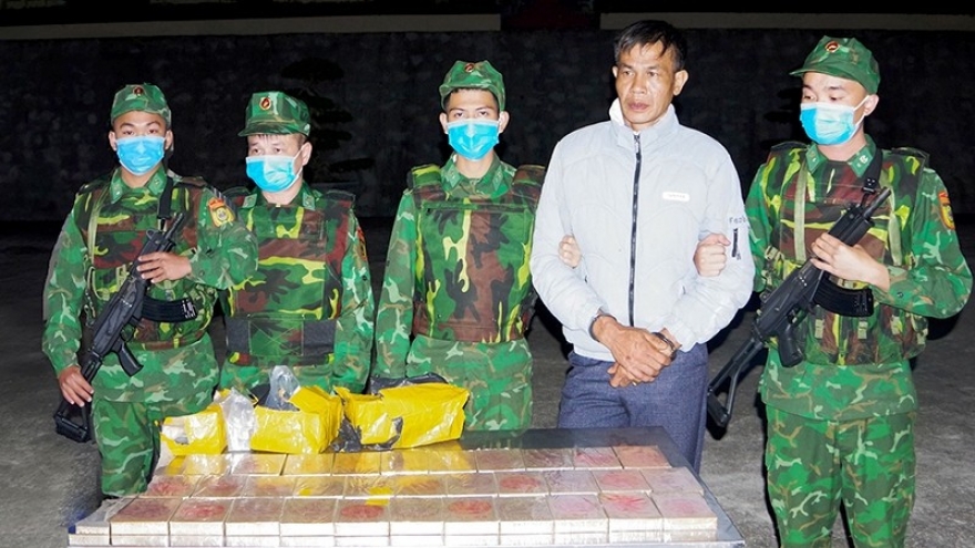 Biên phòng Thanh Hóa bắt đối tượng vận chuyển 32 bánh heroin