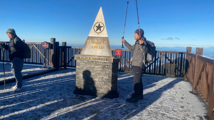 Băng giá phủ trắng Fansipan