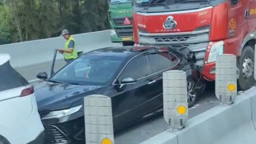 6 ô tô tông nhau trên cao tốc TP.HCM-Trung Lương, giao thông ùn tắc