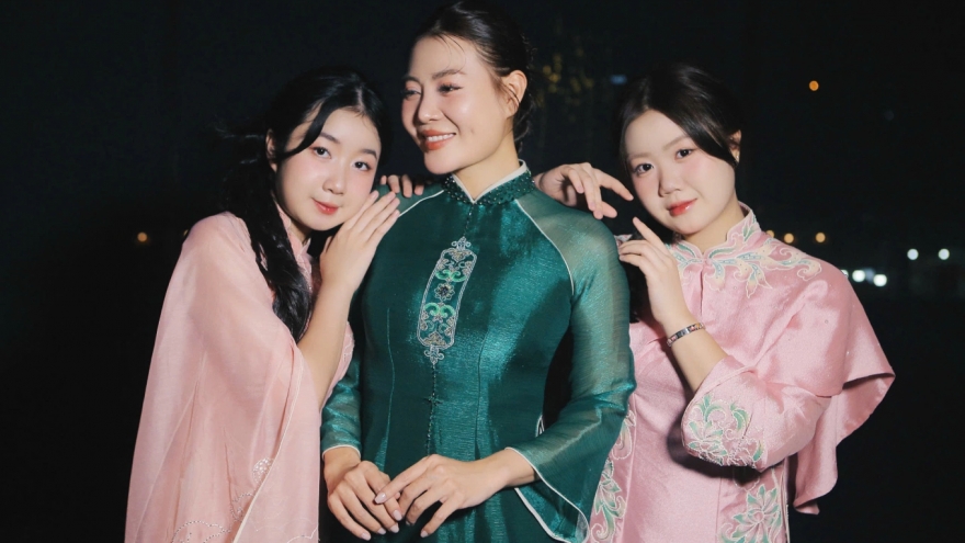 Sao Việt 9/11: Thanh Hương khoe hai con gái cao gần bằng mẹ