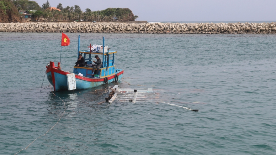 Trục vớt con tàu chìm và câu chuyện sinh tử giữa biển Lý Sơn