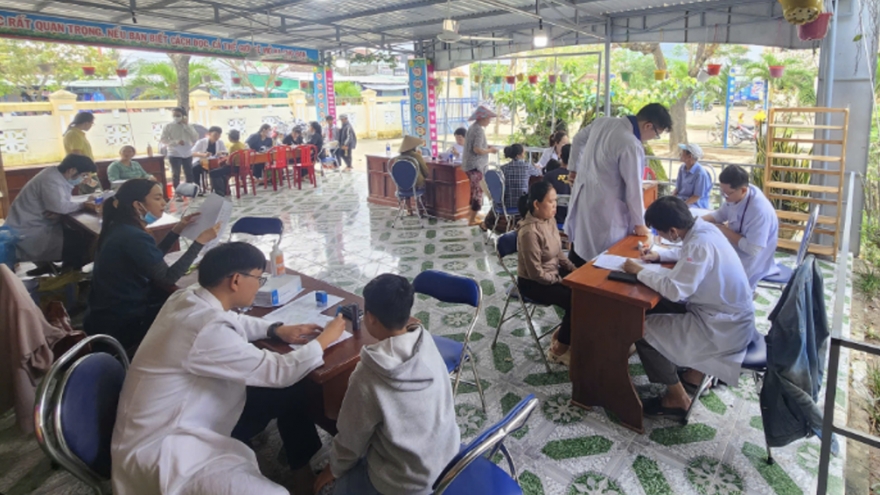 Bác sĩ TP.HCM chia cơm, góp tiền túi mua gạo tặng người dân vùng lũ