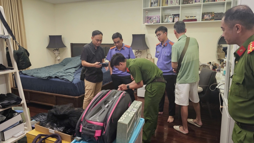 Cảnh sát khám xét biệt thự của diễn viên Trương Ngọc Ánh