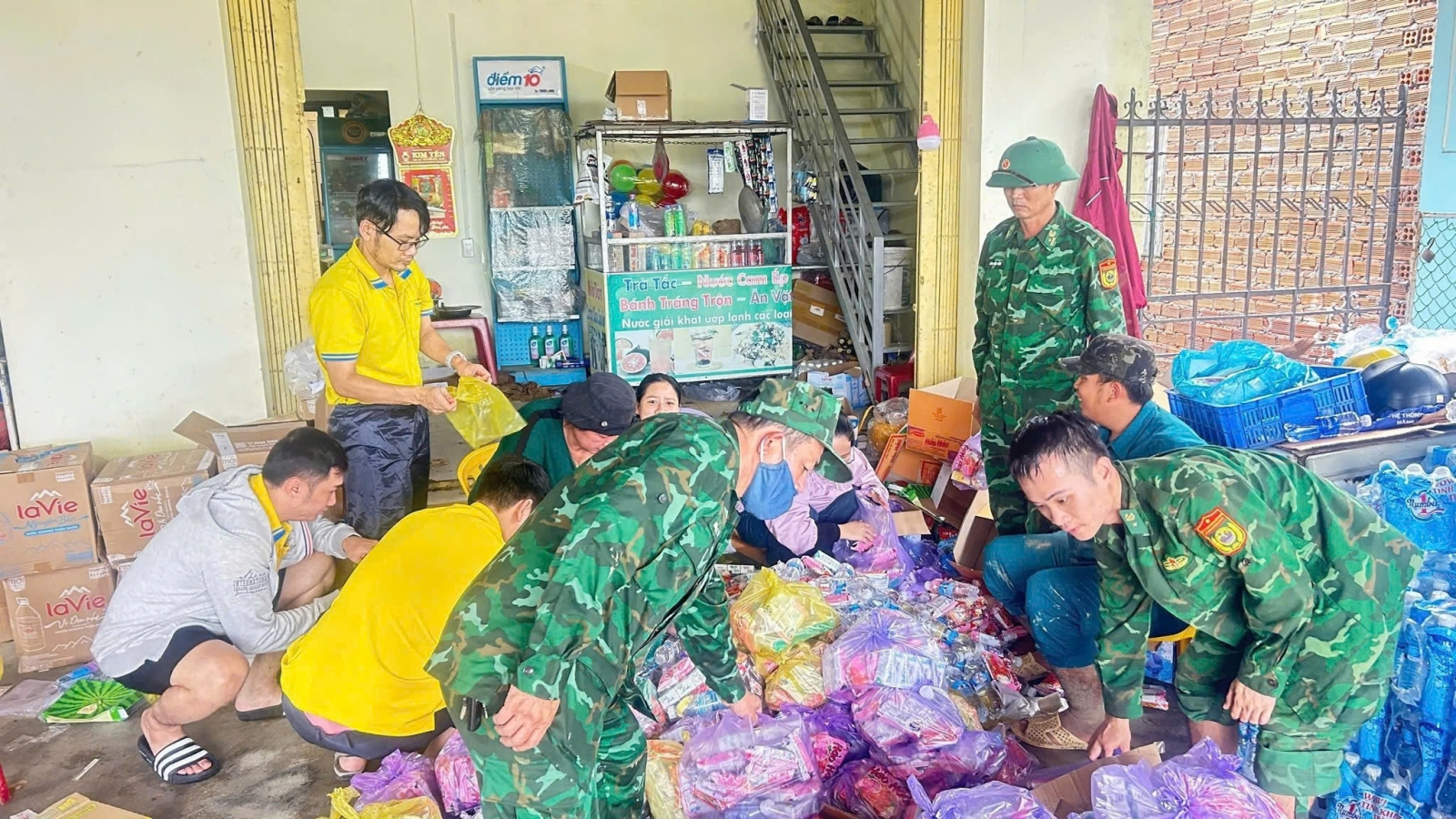 Bộ đội Biên phòng Khánh Hòa hành quân về cơ sở giúp bà con vùng lũ