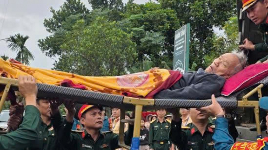 Bộ đội Đà Nẵng dùng xe đặc chủng kịp thời cứu bệnh nhân nguy kịch