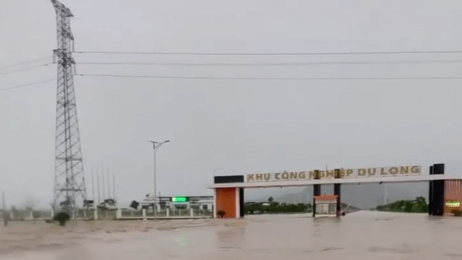 Miền Trung ngập lụt: 31.000 khách hàng bị cắt điện để đảm bảo an toàn