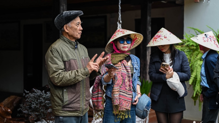 Vợ chồng U80 biến nhà sàn gần 100 tuổi thành homestay, đón khách như con cháu