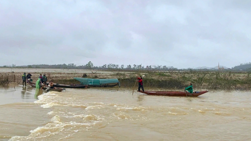 Lật thuyền đánh cá ở Nghệ An, vợ được cứu sống, chồng mất tích