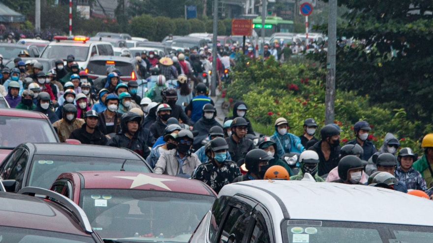 Hơn 1 tuần cấm xe cầu Long Biên, đường vẫn ùn tắc, dân nối đuôi đi ngược chiều