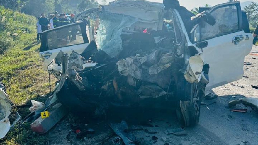 Xe 7 chỗ đâm xe tải ở Lạng Sơn, 4 người tử vong tại chỗ, 2 người bị thương nặng