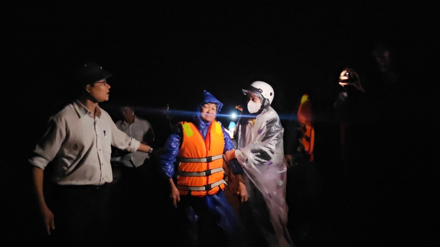 Đắk Lắk: Giải cứu hai vợ chồng già mắc kẹt giữa lũ dữ trong đêm