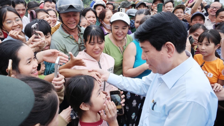 State President visits, encourages flood victims in Da Nang city’s Go Noi commune