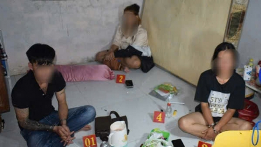 Hai vợ chồng cùng bạn tổ chức "tiệc ma túy" tại nhà