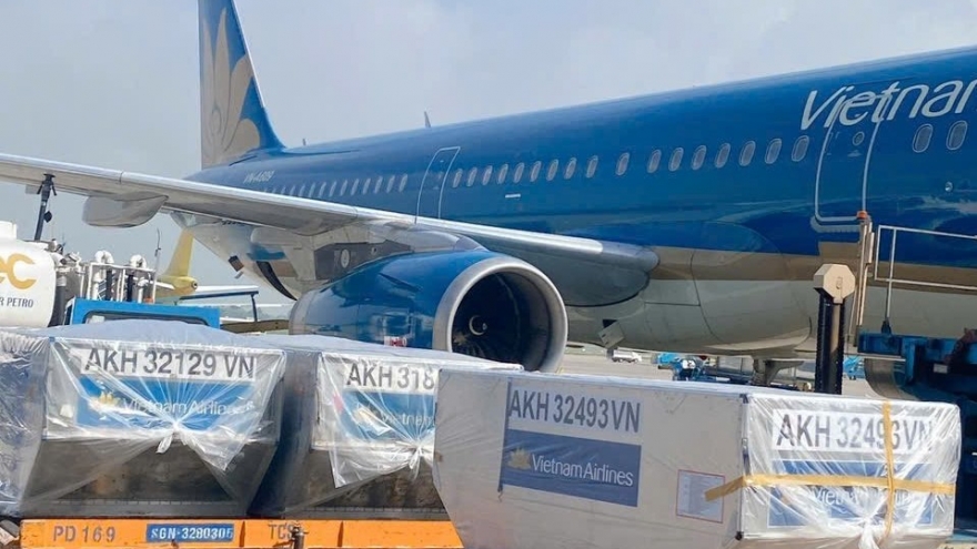 Vietnam Airlines ủng hộ 5,5 tỷ, vận chuyển miễn phí hàng cứu trợ tới miền Trung