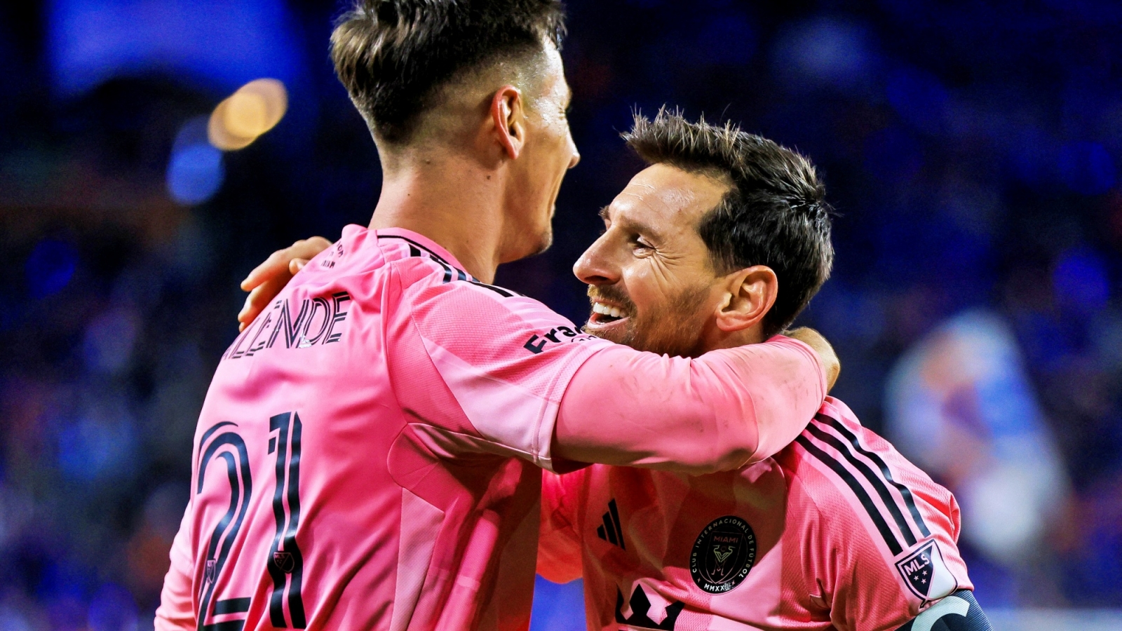 Ronaldo gọi, Messi trả lời với dấu mốc "không tưởng"