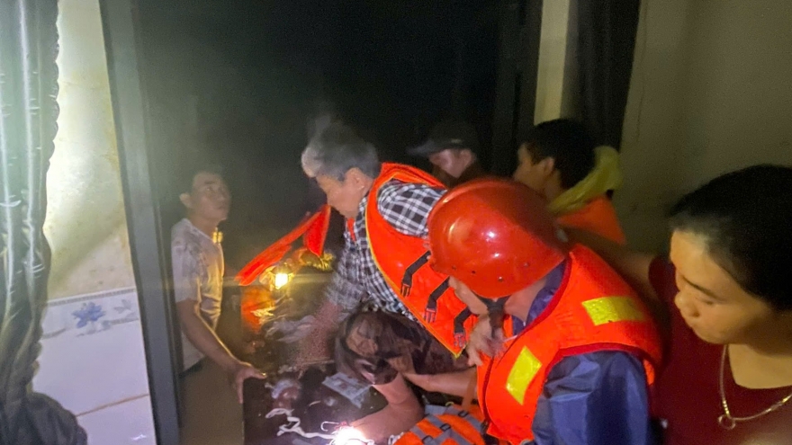 Người dân vùng lũ Khánh Hòa: "Đu lên xà nhà, tôi cứ nghĩ mình chết rồi"