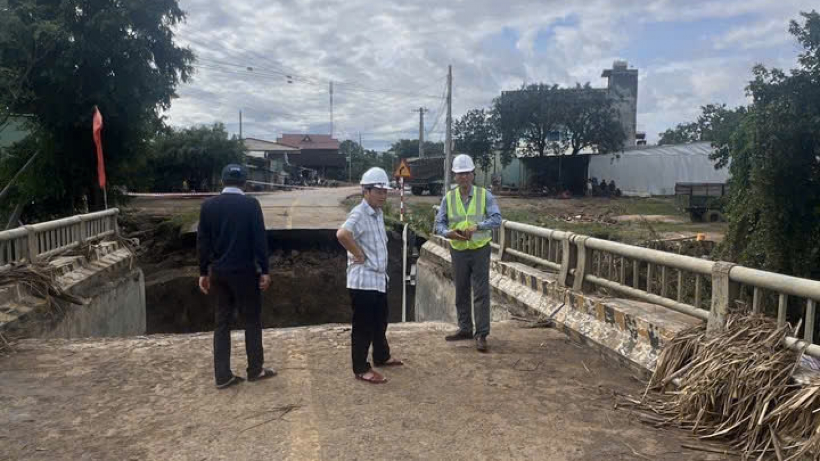 Bộ Xây dựng chỉ đạo bảo đảm giao thông thông suốt trong mọi tình huống mưa lũ