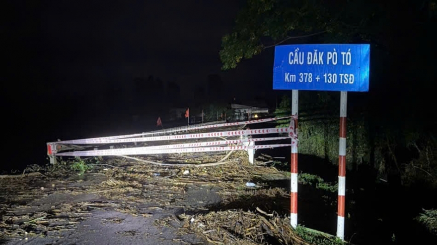 Nước lũ cuốn trôi cầu Đắk Pờ Tó trên đường Trường Sơn Đông, đoạn qua Gia Lai