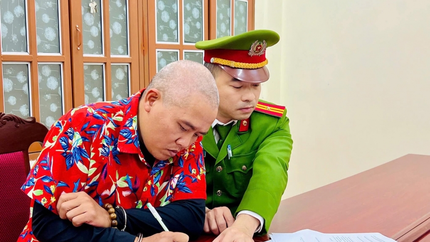 Bắt tạm giam đối tượng lái xe cầm điện thoại, đánh võng trên đường phố Sơn La