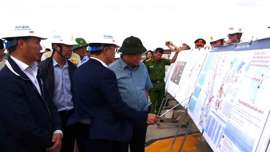 Phó Thủ tướng Nguyễn Chí Dũng kiểm tra các dự án trọng điểm tại Quảng Trị