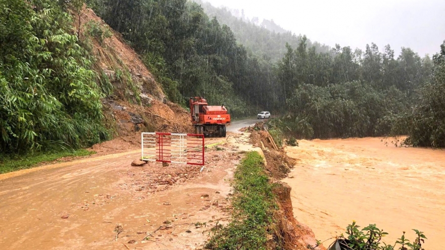 Nước sông Hương dâng nhanh, tiếp tục sạt lở ở miền núi