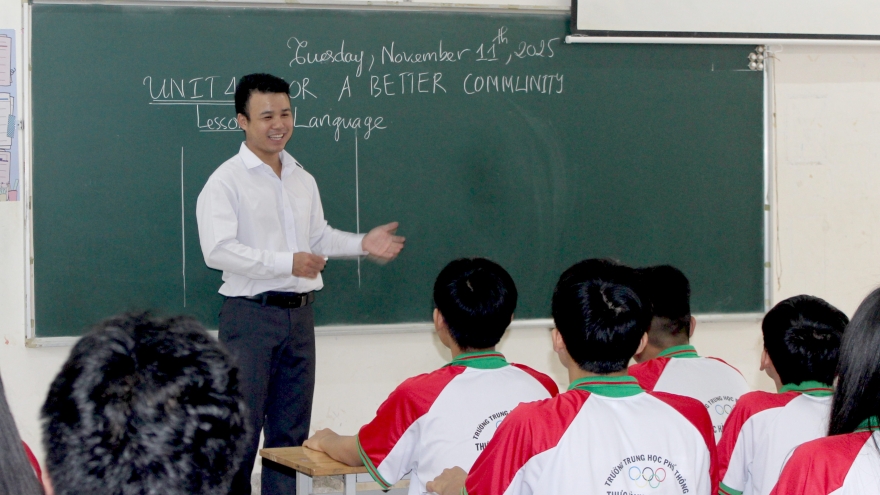 Thầy giáo trẻ truyền cảm hứng học ngoại ngữ cho học sinh