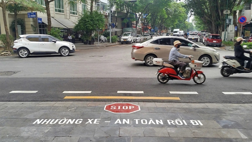 Từ việc thí điểm sơn chữ STOP trên đường