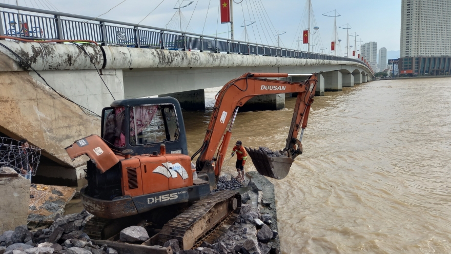 Sạt lở mố cầu Trần Phú bắc qua cửa sông Cái tại Nha Trang