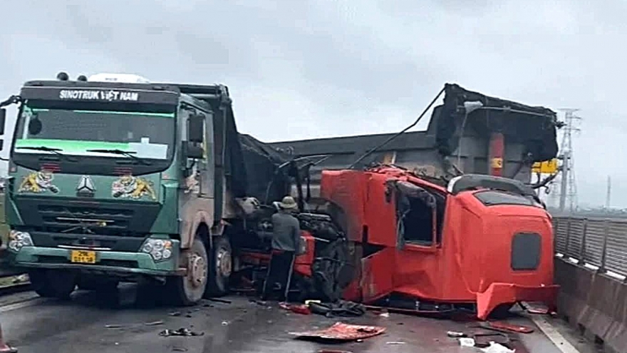 Cao tốc Nghi Sơn - Diễn Châu tê liệt nhiều giờ sau tai nạn giao thông