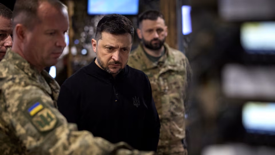 Tổng thống Zelensky thị sát tiền tuyến, cảnh báo Ukraine có nguy cơ mất thêm đất
