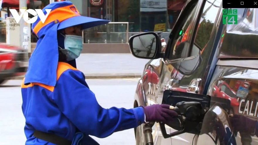 Retail petrol prices fall slightly as global oil trends fluctuate